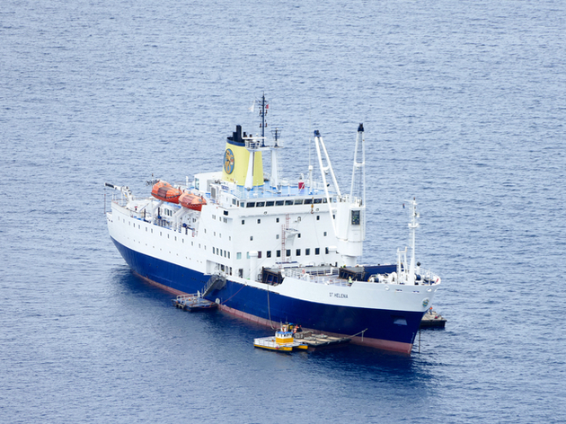 RMS Saint Helena au mouillage Nautisme Article