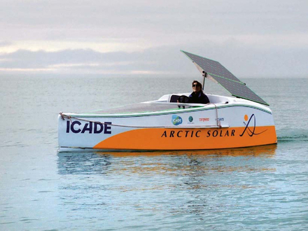 Le bateau « Icade », uniquement propulsé par un moteur électrique à l'énergie solaire, a été équipé de 10 m2 de modules photovoltaïques. Le bateau « Icade », uniquement propulsé par un moteur électrique à l'énergie solaire, a été équipé de 10 m2 de modules photovoltaïques.