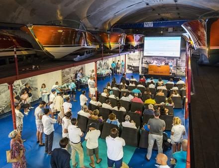 Le briefing s'est tenu à l'intérieur du mythique Riva tunnel de Monaco Boat Service qui abrite quelques uns des plus beaux runabouts de la planète ! Nautisme Article