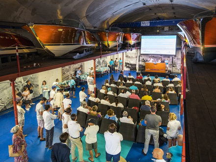 Le briefing s'est tenu à l'intérieur du mythique Riva tunnel de Monaco Boat Service qui abrite quelques uns des plus beaux runabouts de la planète ! Le briefing s'est tenu à l'intérieur du mythique Riva tunnel de Monaco Boat Service qui abrite quelques uns des plus beaux runabouts de la planète !