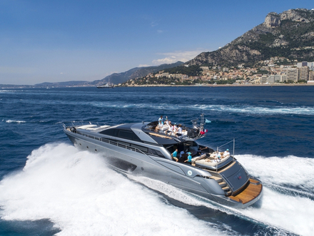 De nombreux motor-yachts Riva participaient à cet événement « chic et glamour » à l'image du 88 Domino.   De nombreux motor-yachts Riva participaient à cet événement « chic et glamour » à l'image du 88 Domino.