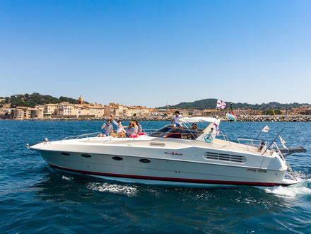 Coup de coeur pour ce Riva 50 Diablo, un bateau à moteur des années 80 qui revient à la mode avec son style vintage. Coup de coeur pour ce Riva 50 Diablo, un bateau à moteur des années 80 qui revient à la mode avec son style vintage.