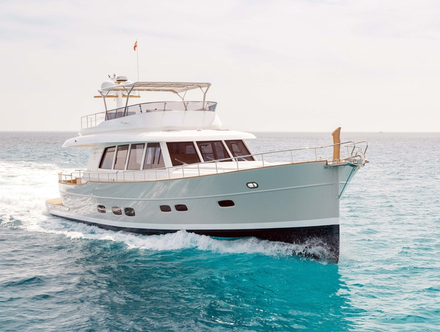 Optimisée pour une navigation de croisière à 10/12 noeuds, et pouvant monter facilement à 25 noeuds, la coque du 68 FB est un modèle semi-cylindrique en V profond, permettant de profiter d'un max de confort à bord Nautisme Article