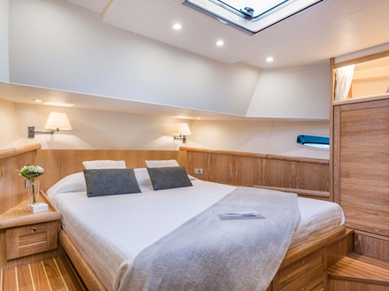 Deux options d'aménagement sont proposées : la première pour six personnes et la seconde, pour huit avec chacune une cabine VIP double, deux salles de bain, une grande cabine propriétaire... Deux options d'aménagement sont proposées : la première pour six personnes et la seconde, pour huit avec chacune une cabine VIP double, deux salles de bain, une grande cabine propriétaire...