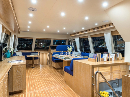 L'espace a &eacute;t&eacute; optimis&eacute; au maximum et le salon est entour&eacute; de hautes fen&ecirc;tres offrant une visibilit&eacute; panoramique et une grande luminosit&eacute;. 