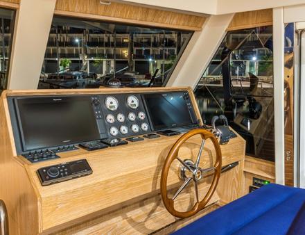 Au pont principal se trouve un poste de pilotage directement accessible depuis le salon. Nautisme Article