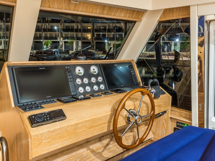 Au pont principal se trouve un poste de pilotage directement accessible depuis le salon. Au pont principal se trouve un poste de pilotage directement accessible depuis le salon.