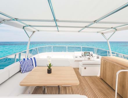 Le 68 dispose d'une option flybridge, avec un poste de barre surelévé, une cuisine équipée et un grand espace de vie. Le flybridge dispose d'un grand solarium avec de la place pour des hamacs ou des matelas. Nautisme Article