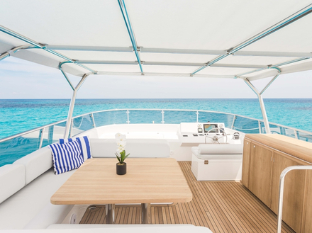 Le 68 dispose d'une option flybridge, avec un poste de barre surelévé, une cuisine équipée et un grand espace de vie. Le flybridge dispose d'un grand solarium avec de la place pour des hamacs ou des matelas. Nautisme Article