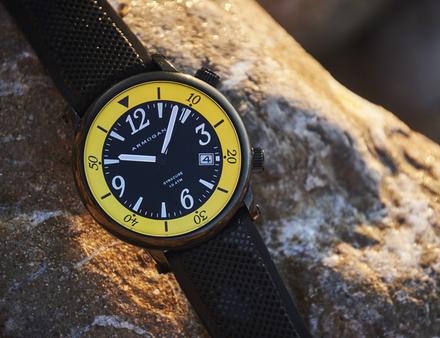 La montre Syracuse n'a de vintage que le style. Elle est résistante à l'eau jusqu'à 100 m, est équipée d'un boîtier inoxydable de 42 millimètres de large et d'aiguilles lumineuses visibles sous l'eau. Nautisme Article