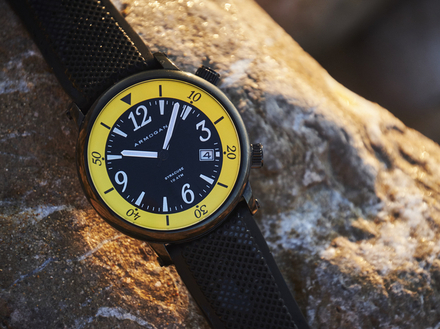 La montre Syracuse n'a de vintage que le style. Elle est résistante à l'eau jusqu'à 100 m, est équipée d'un boîtier inoxydable de 42 millimètres de large et d'aiguilles lumineuses visibles sous l'eau. La montre Syracuse n'a de vintage que le style. Elle est résistante à l'eau jusqu'à 100 m, est équipée d'un boîtier inoxydable de 42 millimètres de large et d'aiguilles lumineuses visibles sous l'eau.