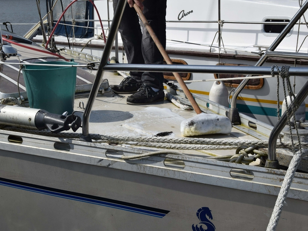 Pour appliquer le produit sur le pont, utilisez un balai brosse. Nautisme Article