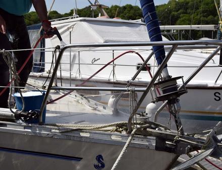 Pour que les taches disparaissent, il faut bien frotter et terminer par un rinçage abondant à l'eau. Nautisme Article