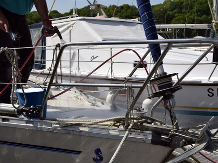 Pour que les taches disparaissent, il faut bien frotter et terminer par un rinçage abondant à l'eau. Nautisme Article