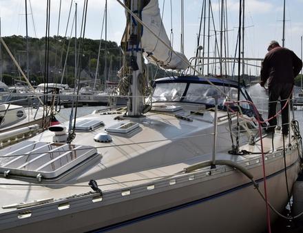 Bien mouiller le pont avant d'appliquer le shampooing. Nautisme Article