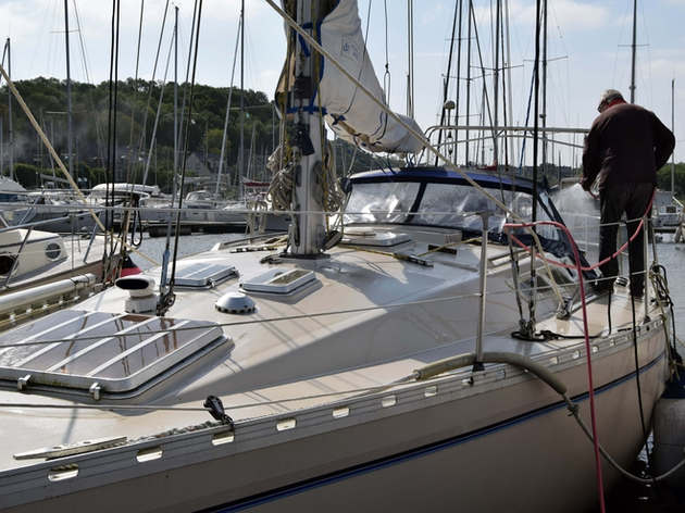 Bien mouiller le pont avant d'appliquer le shampooing. Nautisme Article