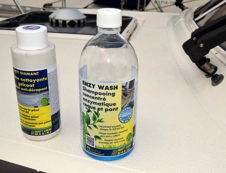 Le Nett Diamant est recommandé pour éliminer les champignons et l'Enzy Wash pour le shampooing du pont. Nautisme Article