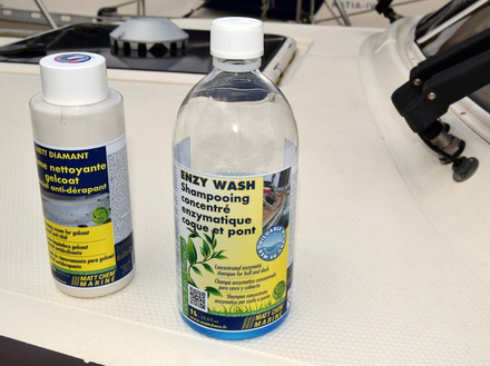 Le Nett Diamant est recommandé pour éliminer les champignons et l'Enzy Wash pour le shampooing du pont. Nautisme Article