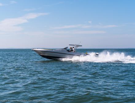 Mercredi 27 juin dernier, le nouveau modèle a été mis à l'eau au port de Gujan-Mestras, il s'agit du 1100 Couach. Nautisme Article