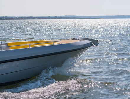Le day-boat est serti de deux larges zones de bains de soleil à l'avant et à l'arrière, une console de pilotage centrale accompagnée de sa cuisine extérieure et au pont inférieure, une cabine. Nautisme Article