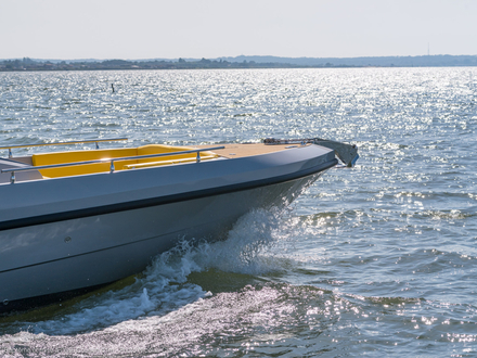 Le day-boat est serti de deux larges zones de bains de soleil à l'avant et à l'arrière, une console de pilotage centrale accompagnée de sa cuisine extérieure et au pont inférieure, une cabine. Nautisme Article