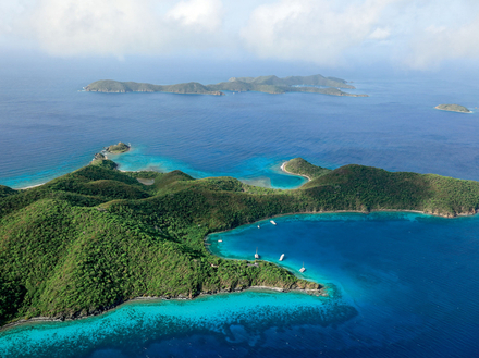 Bercées par un climat exceptionnel, les Îles Vierges britanniques permettent de naviguer toute l'année dans un vent quasi constant. 