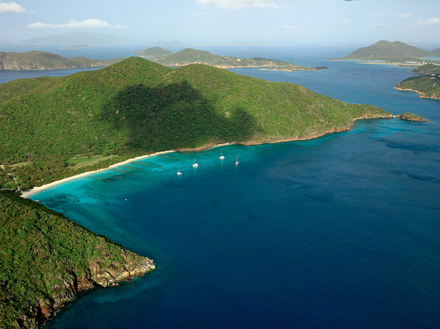 Tortola  offre à ses visiteurs de nombreuses possibilités en matière de mouillages, notamment au-dessus des plus beaux sites de plongée. Cependant, la durée de mouillage autorisée est limitée à 90 min