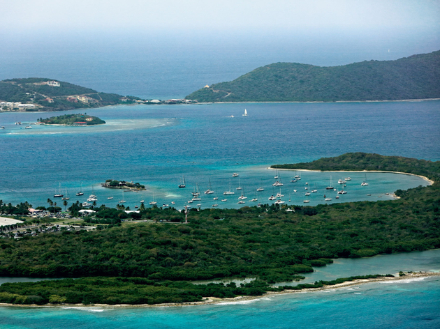 À l'Est de Tortola, Josiah's Bay Beach est un paradis pour les amateurs de farniente ou de surf en hiver. À terre, les amateurs de shopping et de souvenirs trouveront leur bonheur sur Main Street, à Road Town. Nautisme Article