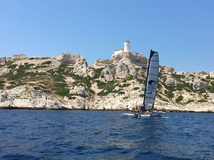 Yvan et Mathis Bourgnon sont partis lundi 9 juillet à 14h33 de Marseille, direction la Tunisie. Soit une traversée longue de 455 milles nautiques (environ 850 km).