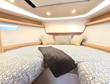 Le S330v reprend les succès du S330 : cuisine extérieur, deux grandes cabines, carré avec cuisine, salle de bain... mais un cockpit plus ouvert et donc une plateforme arrière plus confortable et aérée. Nautisme Article