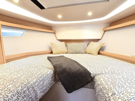 Le S330v reprend les succès du S330 : cuisine extérieur, deux grandes cabines, carré avec cuisine, salle de bain... mais un cockpit plus ouvert et donc une plateforme arrière plus confortable et aérée. Nautisme Article