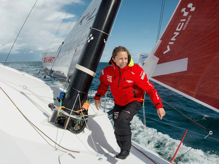 Cela fait des années que Samantha Davies n'a pas navigué en solitaire... Et il faut redécouvrir le bateau car il a reçu de nombreuses modifications depuis la Transat Jacques Vabre. Cela fait des années que Samantha Davies n'a pas navigué en solitaire... Et il faut redécouvrir le bateau car il a reçu de nombreuses modifications depuis la Transat Jacques Vabre.