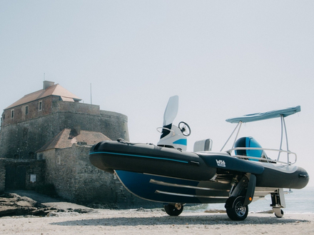 Le Wetton 56 passe de l'eau à la route et inversement, en moins de 3 minutes, avec une seule main et sans remorque grâce à son ingénieux système. Le Wetton 56 passe de l'eau à la route et inversement, en moins de 3 minutes, avec une seule main et sans remorque grâce à son ingénieux système.