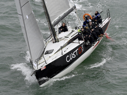 Le JPK 1180 est un voilier très polyvalent au déplacement modéré, mais spécifiquement conçu pour naviguer en équipage plutôt qu'en double ou en solo. 