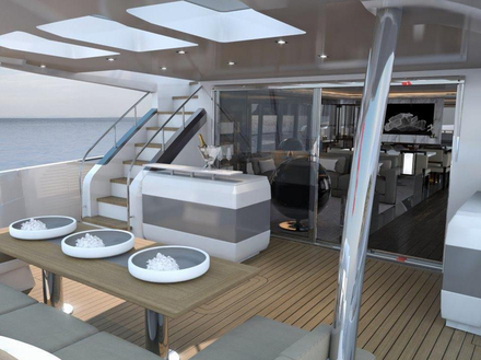 L'espace extérieur est composé d'une grande zone à l'arrière du salon sur le pont principal,  le vaste flybridge dispose d'un jacuzzi, de vastes espaces de repos et d'un bain de soleil...