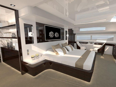 La cabine du propriétaire est située en avant sur le pont principal et dispose d'une hauteur sous barrot maximisant l'espace et créant une cabine de première classe.  La cabine du propriétaire est située en avant sur le pont principal et dispose d'une hauteur sous barrot maximisant l'espace et créant une cabine de première classe.