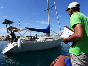 En Méditerranée, des associations abordent les plaisanciers pour une mer sans plastique