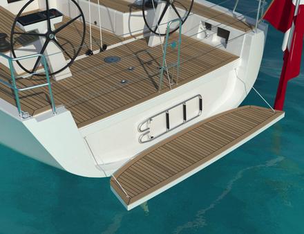 Le pont est entièrement en teck, et à l'arrière du voilier, une plateforme, en teck également, peut s'ouvrir électriquement. Nautisme Article