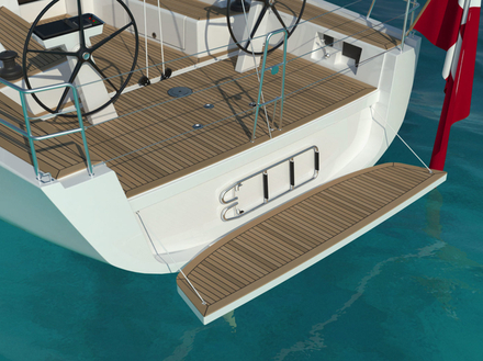 Le pont est entièrement en teck, et à l'arrière du voilier, une plateforme, en teck également, peut s'ouvrir électriquement. Le pont est entièrement en teck, et à l'arrière du voilier, une plateforme, en teck également, peut s'ouvrir électriquement.