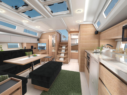 Le Hanse 508 est le seul du chantier a proposé une cuisine longitudinale dans le carré. Nautisme Article