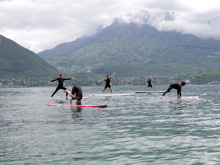 Praticable sur tous types de plans d'eau, le SUP Yoga s'adresse à des pratiquants de tous âges et de tous niveaux, quelle que soit leur condition physique.