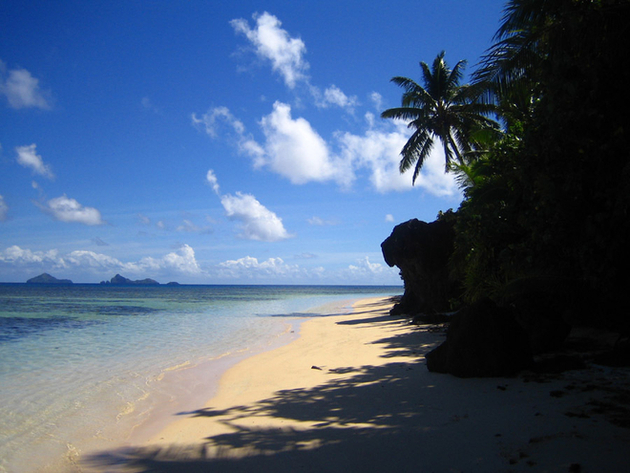 Une des nombreuses plages de l'île. Nautisme Article
