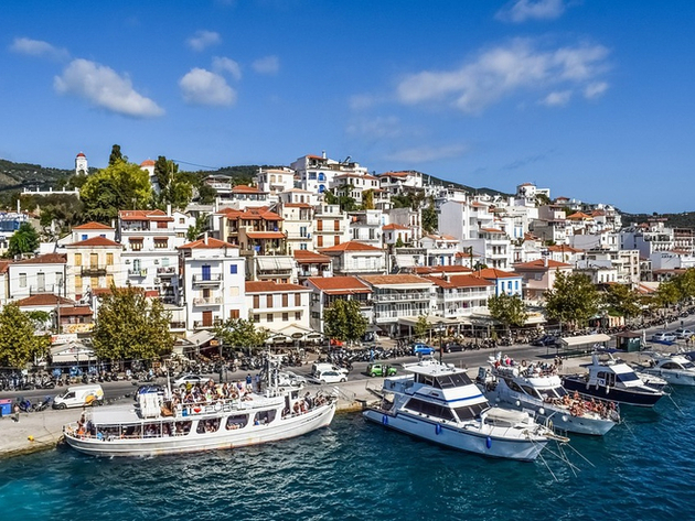 Point de départ d'une croisière dans le Golfe de Volos, Skiathos mérite qu'on s'y attarde au moins le temps d'une journée pour ses toits rouges qui grimpent depuis le port le long des flancs de la colline. Nautisme Article