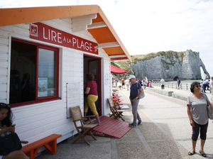 Sur les plages, les cabanes-bibliothèques offrent une pause bienvenue