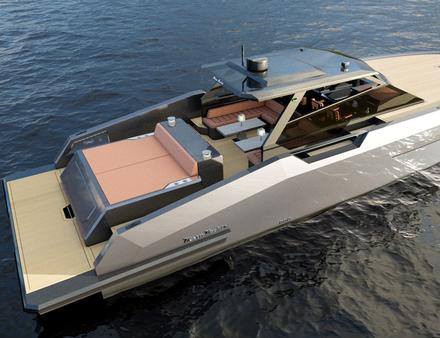 Ce nouveau modèle propose un espace sur le pont et un volume intérieur généreux, plus un hard top en fibre de carbone ouvert sur les côtés pour protéger du soleil. Nautisme Article
