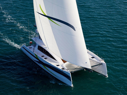 Ce nouveau Long Island 85' est prévu pour une circumnavigation passant par les deux pôles ! Le flybridge et le cockpit peuvent être intégralement fermés et chauffés.