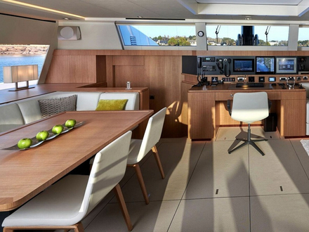 Le cockpit se prolonge à l'intérieur par un salon sur tribord et une salle à manger sur bâbord. Une table à cartes fait la jonction entre les deux espaces du carré, adossé à la cloison transversale. Nautisme Article