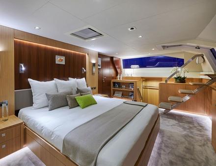 La coque bâbord accueille la salle de bains de la cabine armateur, une cabine enfants avec trois lits ainsi qu'une cabine invités à l'arrière. La coque tribord offre également une cabine invités. Nautisme Article