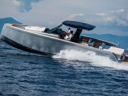 La carène signée Zuccheri déjauge très rapidement et possède une grande stabilité, même dans un clapot établi.