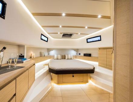 La cabine avant avec son island bed est très spacieuse et lumineuse. Les rangements sont assez nombreux pour pouvoir passer quelques jours à bords par beau temps. Nautisme Article